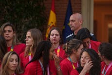 Pedro Sánchez recibe a las campeonas y critica al líder de federación española por beso a jugadora