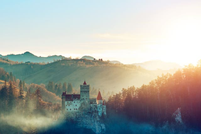 <p>El castillo rumano se hizo famoso por la leyenda de Drácula </p>