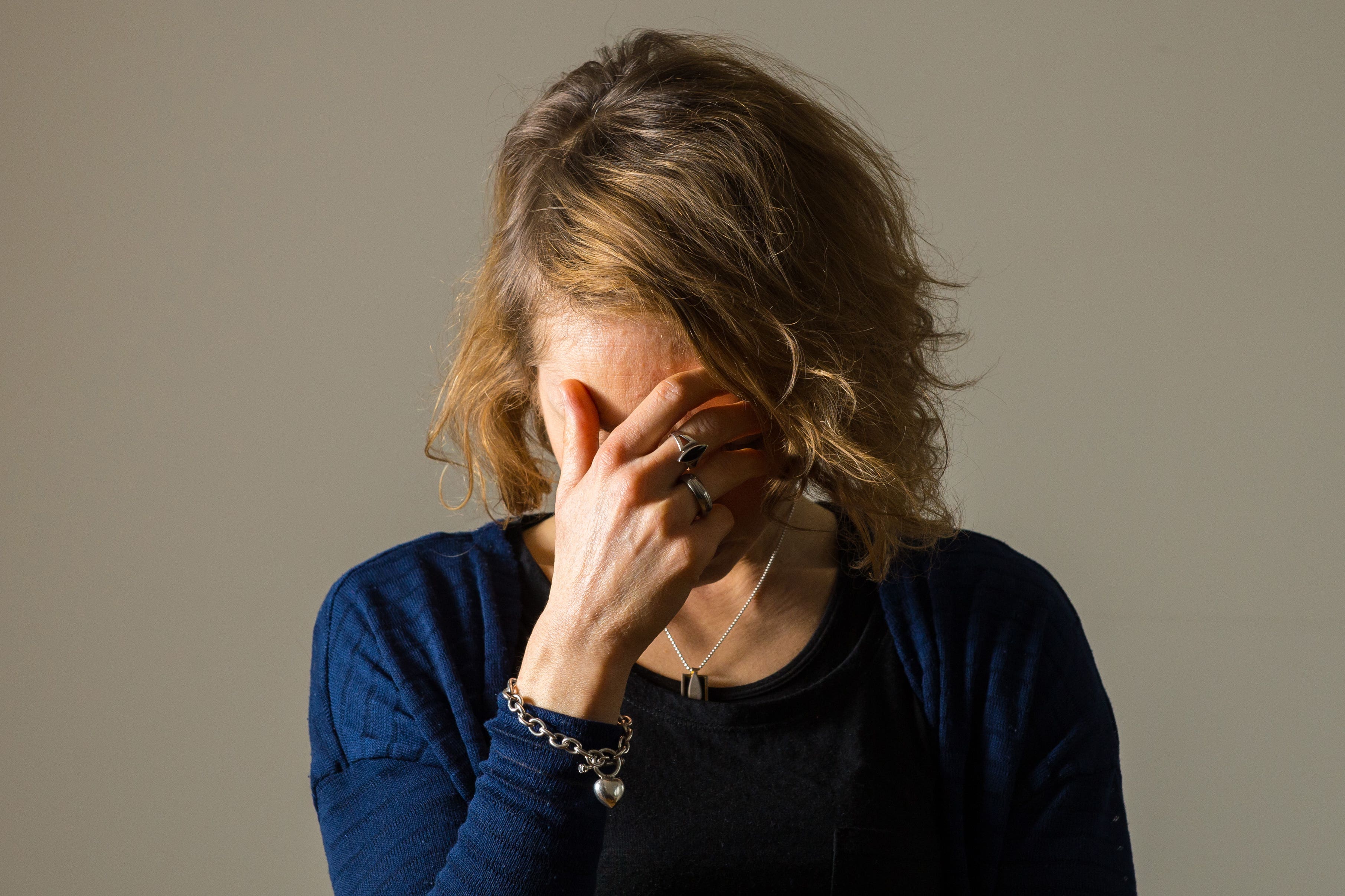 Mujer con dolor de cabeza