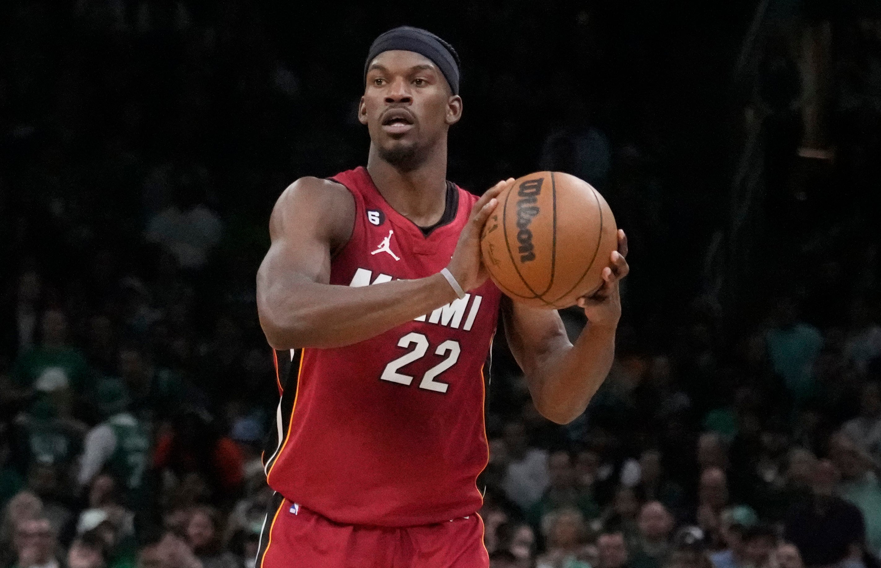 TENIS-JIMMY BUTLER-SEBASTIÁN YATRA