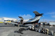 Voluntarios rescatan a las mascotas que se quedan atrás en las evacuaciones en Canadá