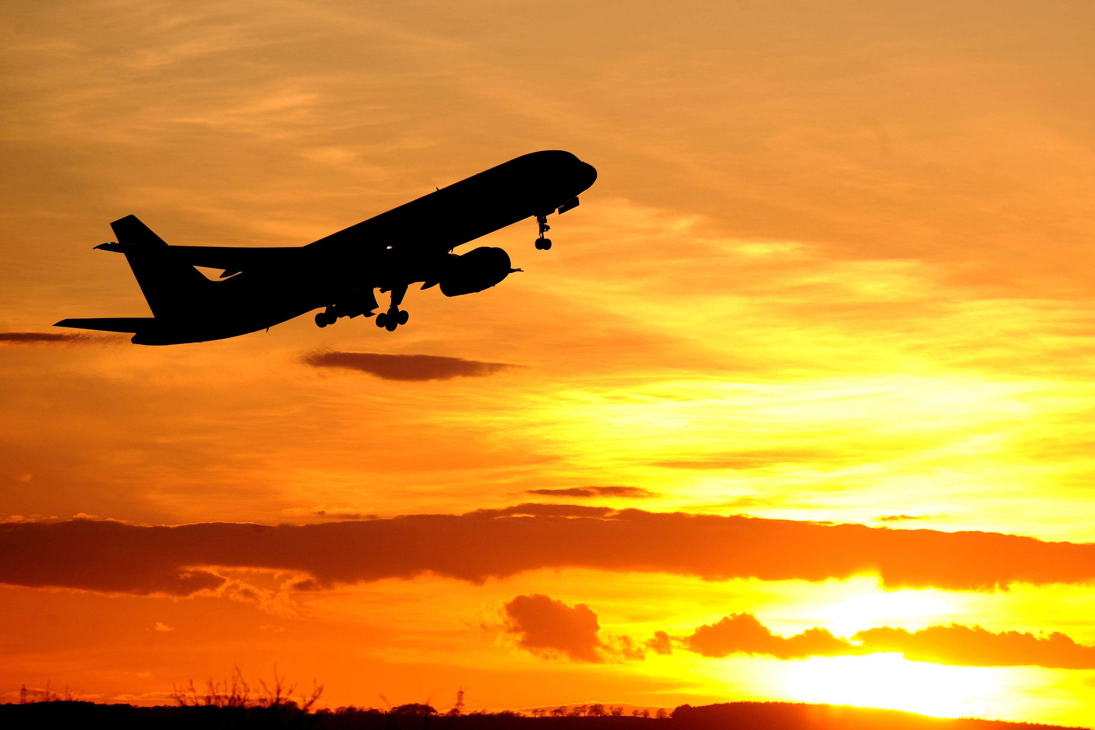 Un avión atraviesa el cielo