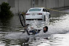 Lluvias e inundaciones crean caos en calles de Las Vegas