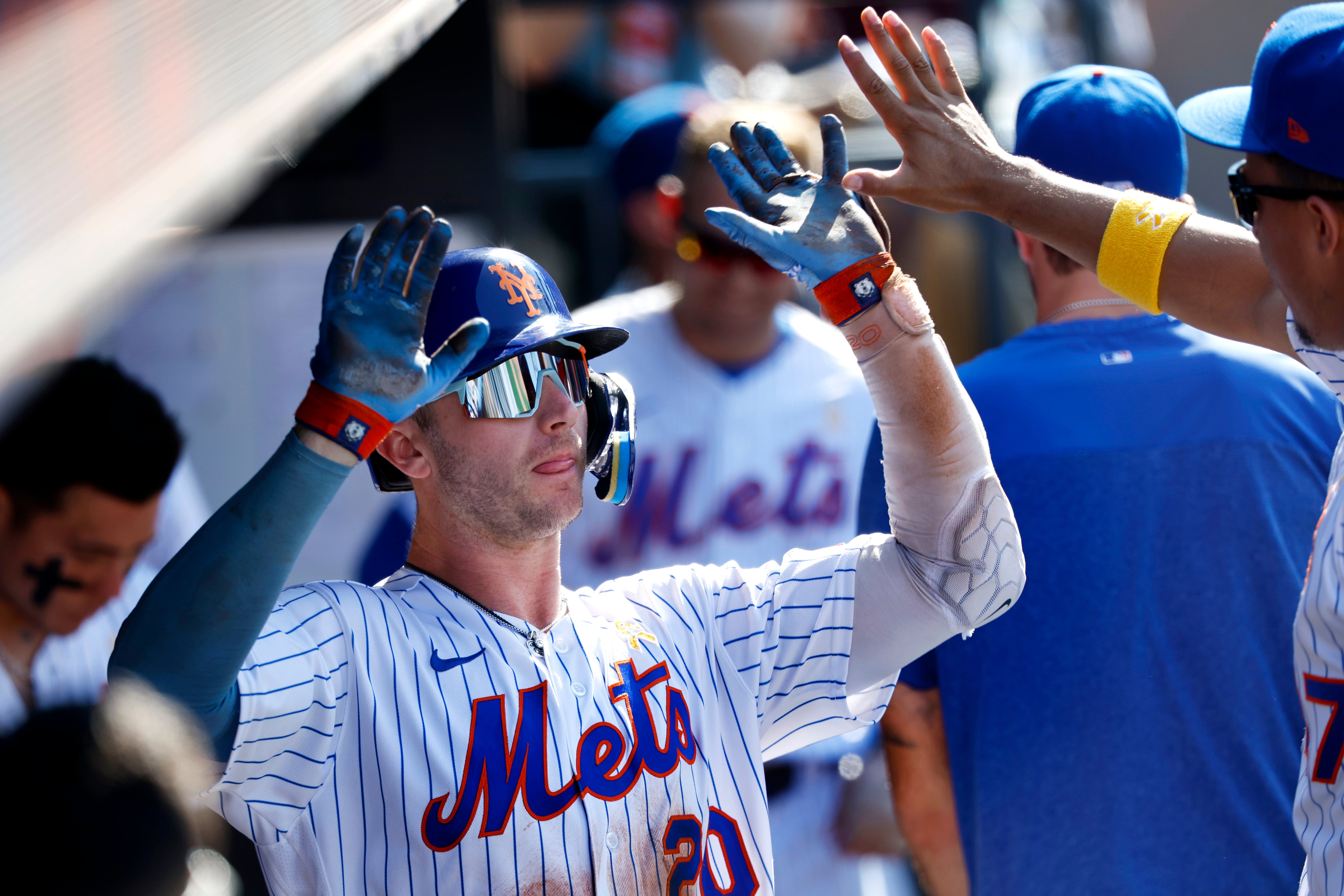 Cachorros bombardean en la 8va para imponerse a los Rojos por 15-7