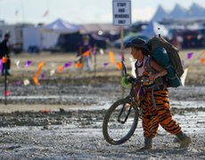 Una muerte, y miles de personas atrapadas: lo que sabemos sobre el caótico festival ‘Burning Man’ 2023