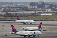 Vuelo de Delta tuvo que devolverse después de que pasajero sufriera ‘diarrea extrema’ que embarró los pasillos