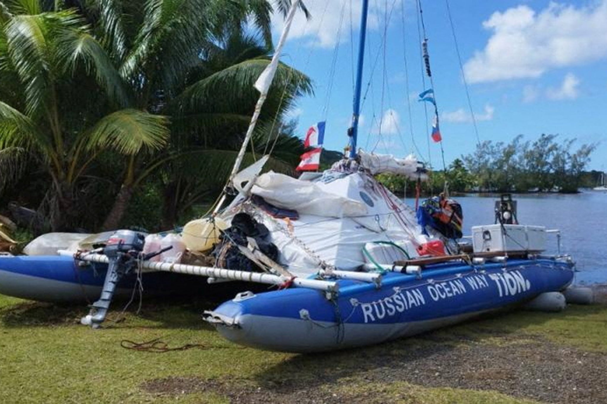 El catamarán, fotografiado en Tahití en junio, navegaba con bandera rusa.