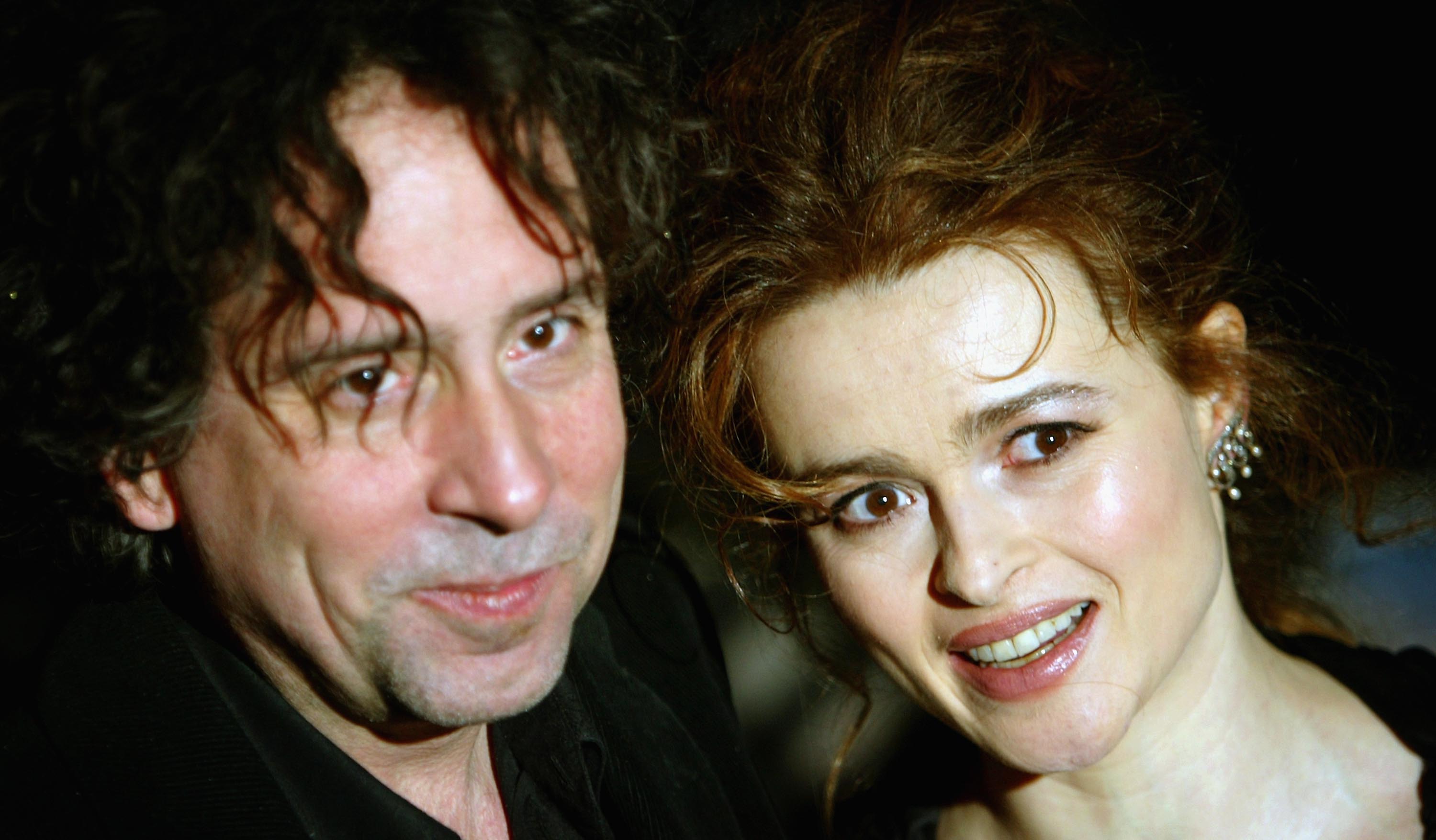 Burton con su entonces pareja y frecuente colaboradora artística Helena Bonham Carter en 2004