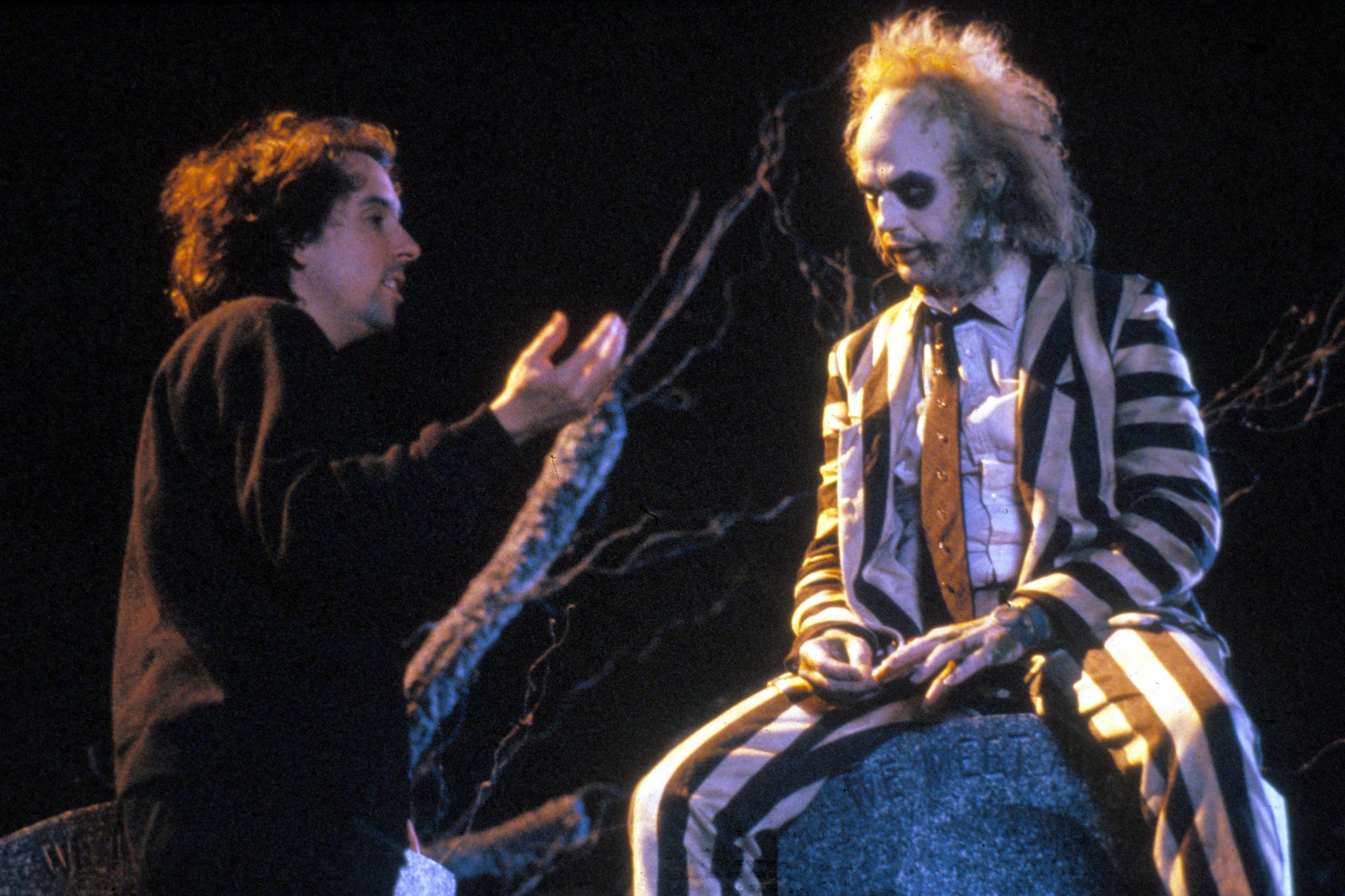Buena gente, actores y marionetas: Burton dirige a Michael Keaton en el set de la película original ‘Beetlejuice’ en 1988
