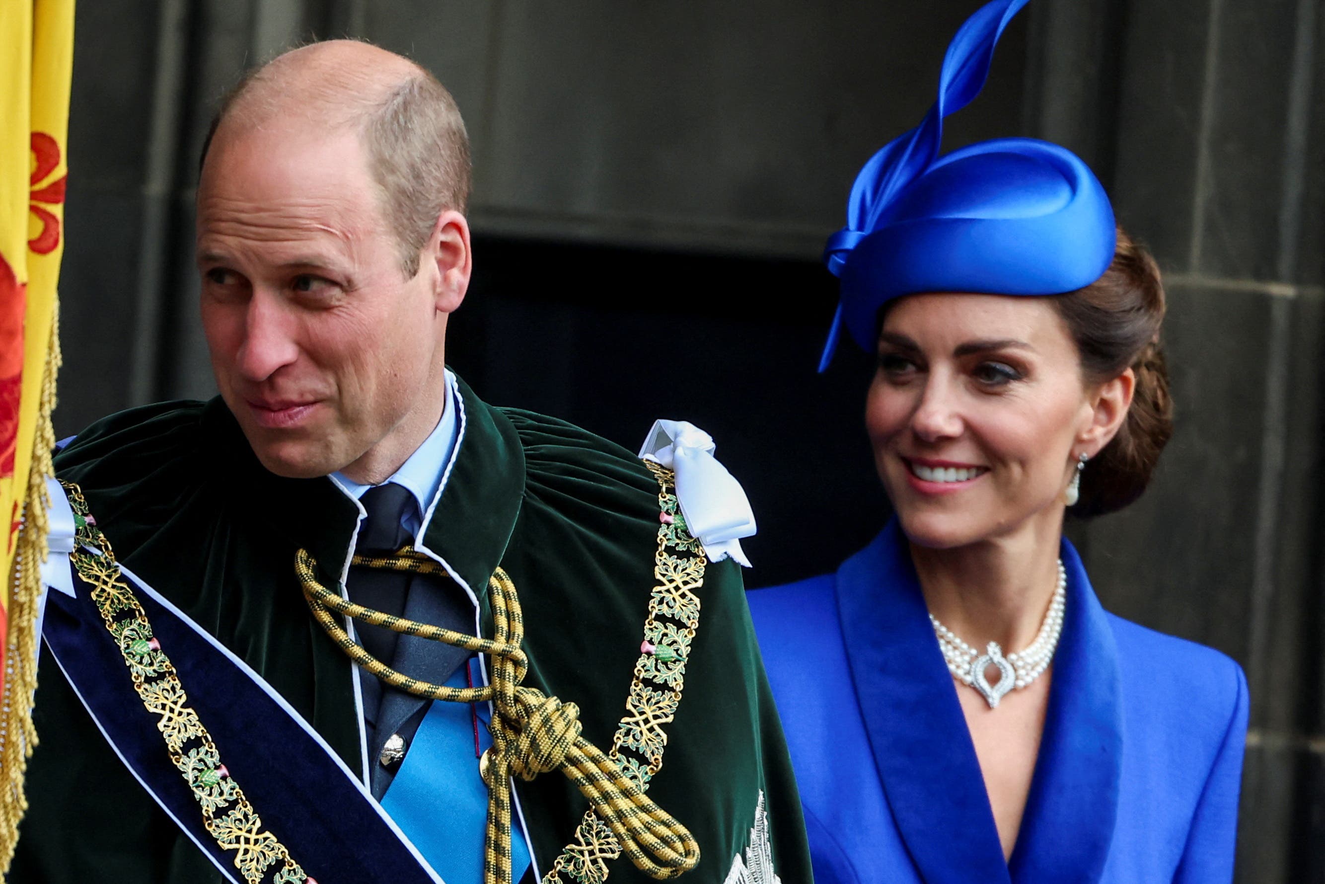 El libro también aborda el trato favorable que reciben William y Kate por parte de los medios de comunicación