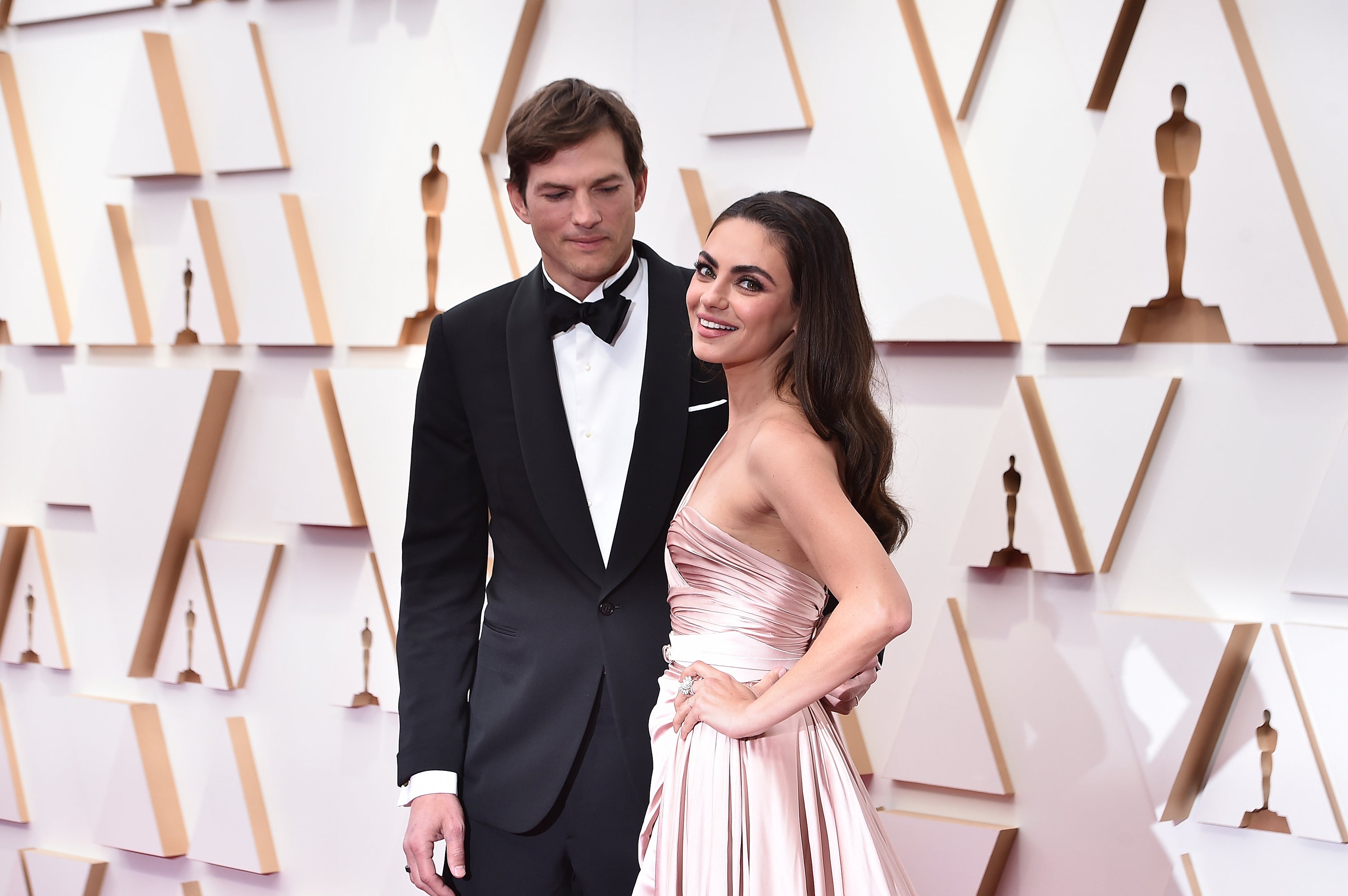 Kutcher y Kunis se disculpan por cartas de apoyo a Masterson