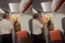 Escoltan a pareja fuera de un avión tras ser sorprendida teniendo sexo en el baño de un vuelo de easyJet