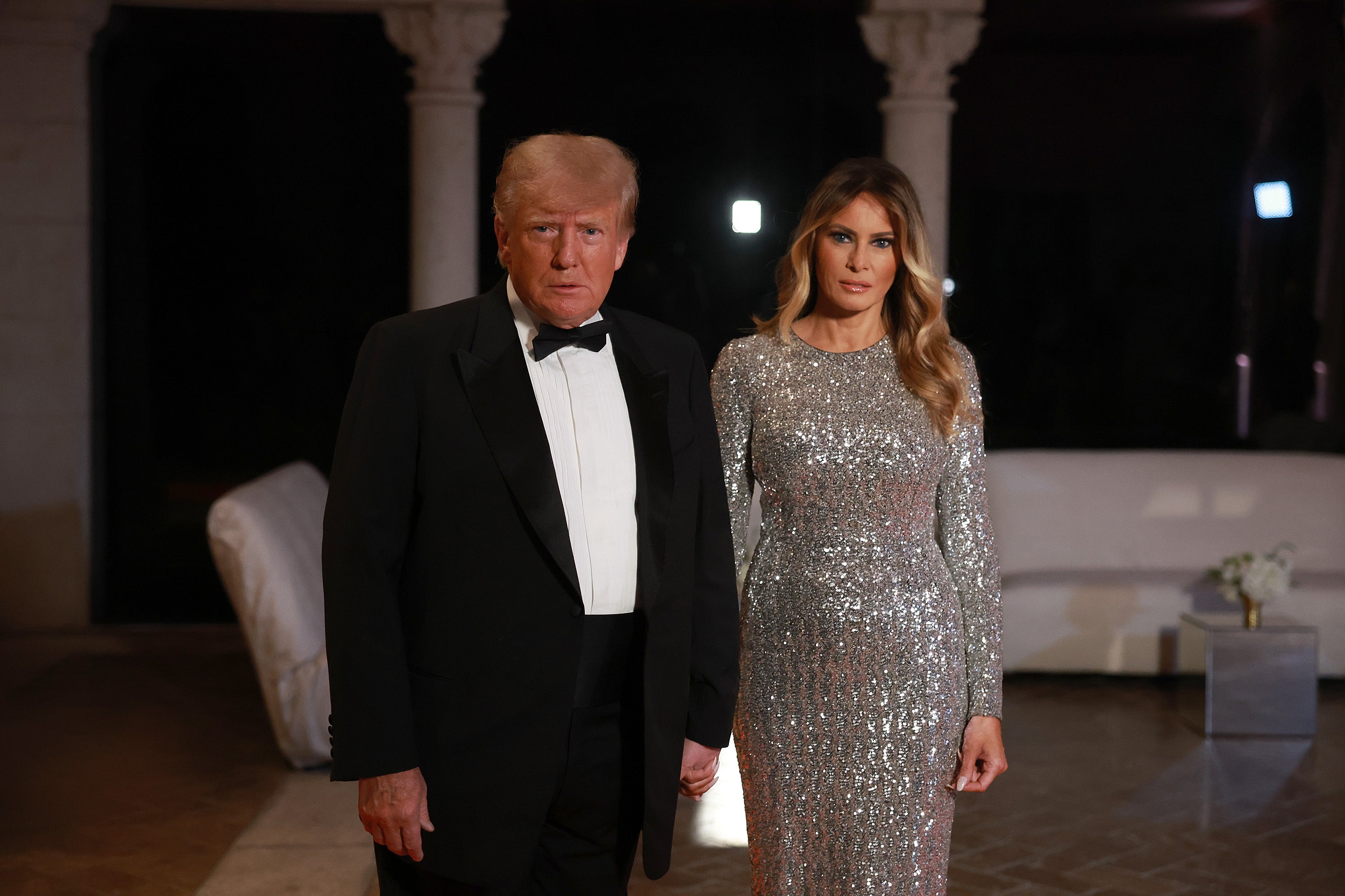 El expresidente de EEUU, Donald Trump, y la ex primera dama Melania Trump llegan a un evento de Año Nuevo en su casa de Mar-a-Lago el 31 de diciembre de 2022 en Palm Beach, Florida