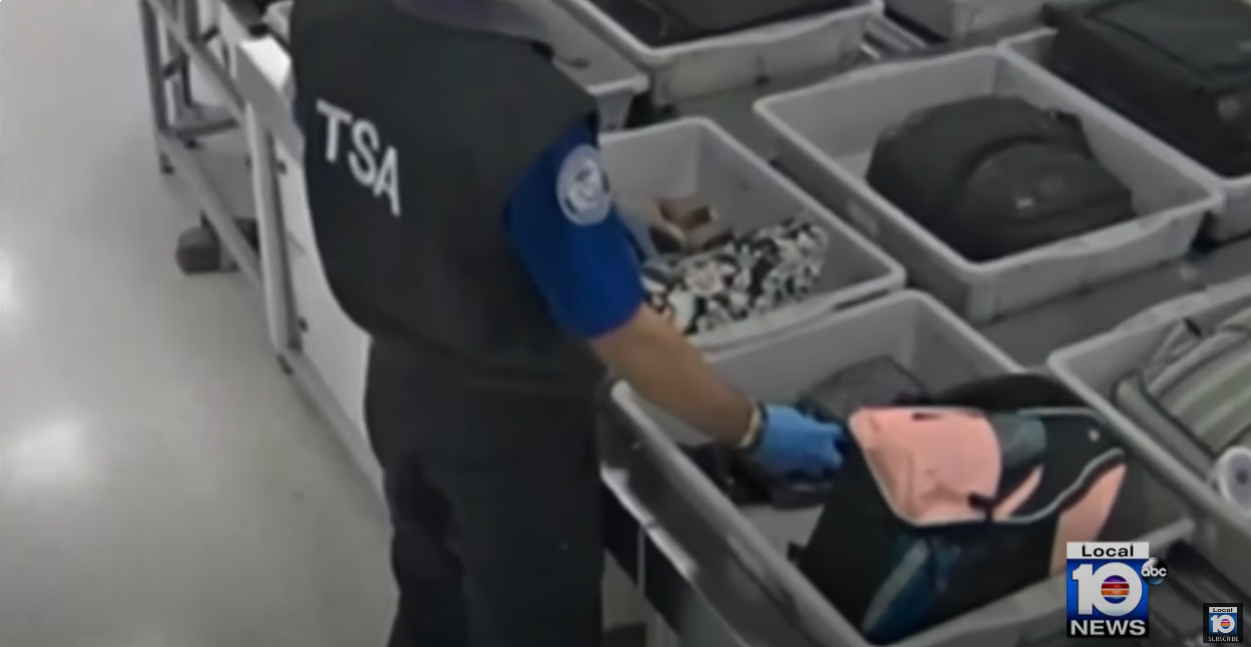 Un agente de la TSA fue sorprendido sustrayendo una billetera del equipaje de un pasajero