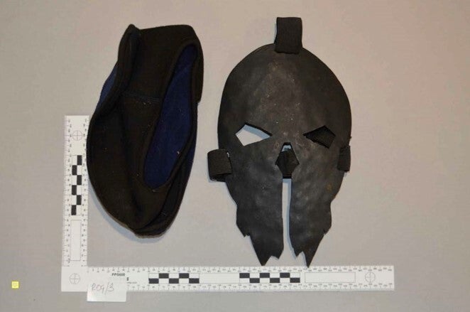 Chail usó ropa oscura y una máscara de metal en el vídeo que envió a la familia