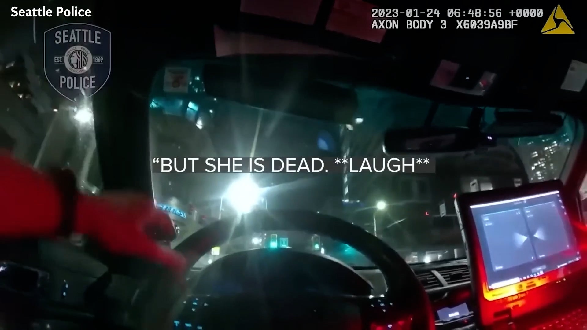 Impactantes imágenes de la cámara corporal muestran al agente de policía riéndose sobre una mujer que murió tras ser atropellada por una patrulla en Seattle