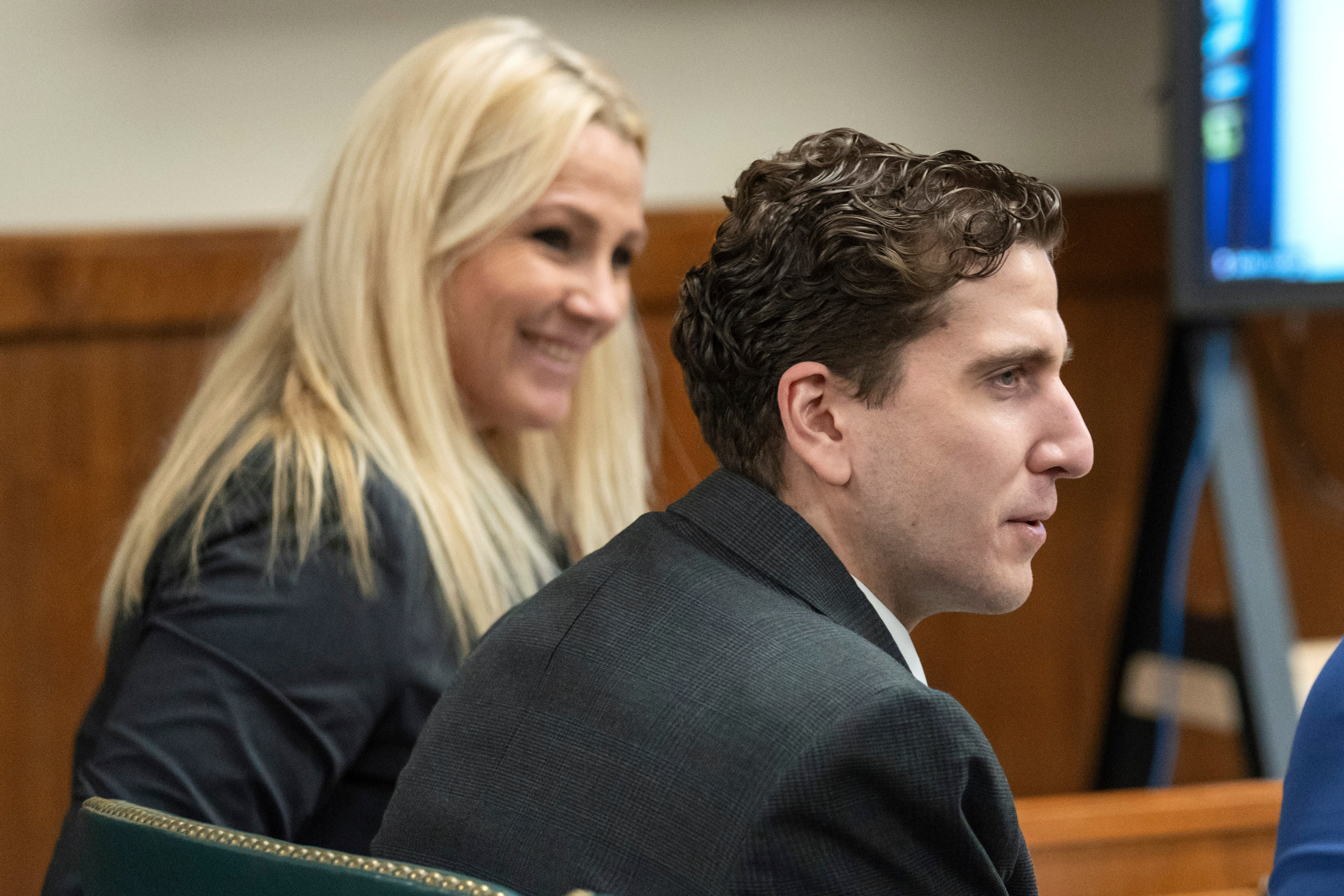 Bryan Kohberger, acusado del asesinato de cuatro estudiantes de la Universidad de Idaho en noviembre de 2022, sentado con su abogada Anne Taylor (izquierda) en una audiencia judicial
