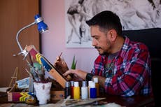 Billetes pintados por artistas recobran valor en Argentina, donde la inflación no da tregua