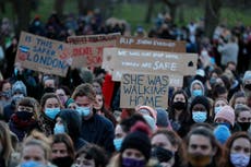 Policía británica indemniza y se disculpa con dos detenidas en una vigilia por una mujer asesinada