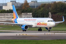 Expulsan a pasajera de un vuelo de Jet2 porque la tripulación de cabina la vio “sudando”