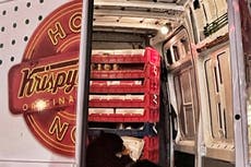 Dos osos saquean camioneta de donas que hacía entregas en Alaska