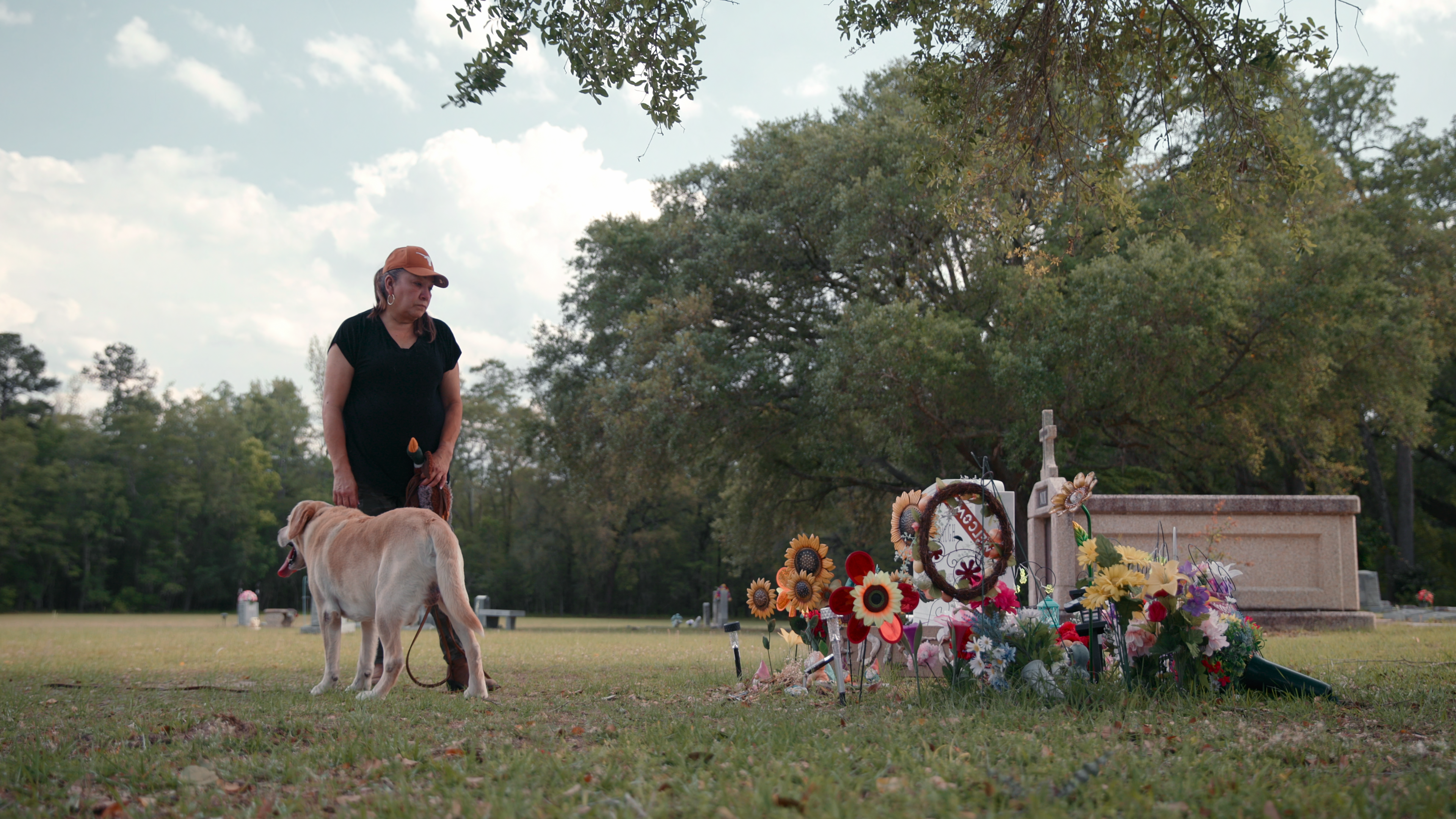 Bubba el perro y Blanca visitan la tumba de Maggie