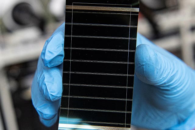 Una célula solar híbrida de perovskita desarrollada por el Laboratorio Nacional de Energías Renovables de EE. UU., fotografiada el 1 de junio de 2022.