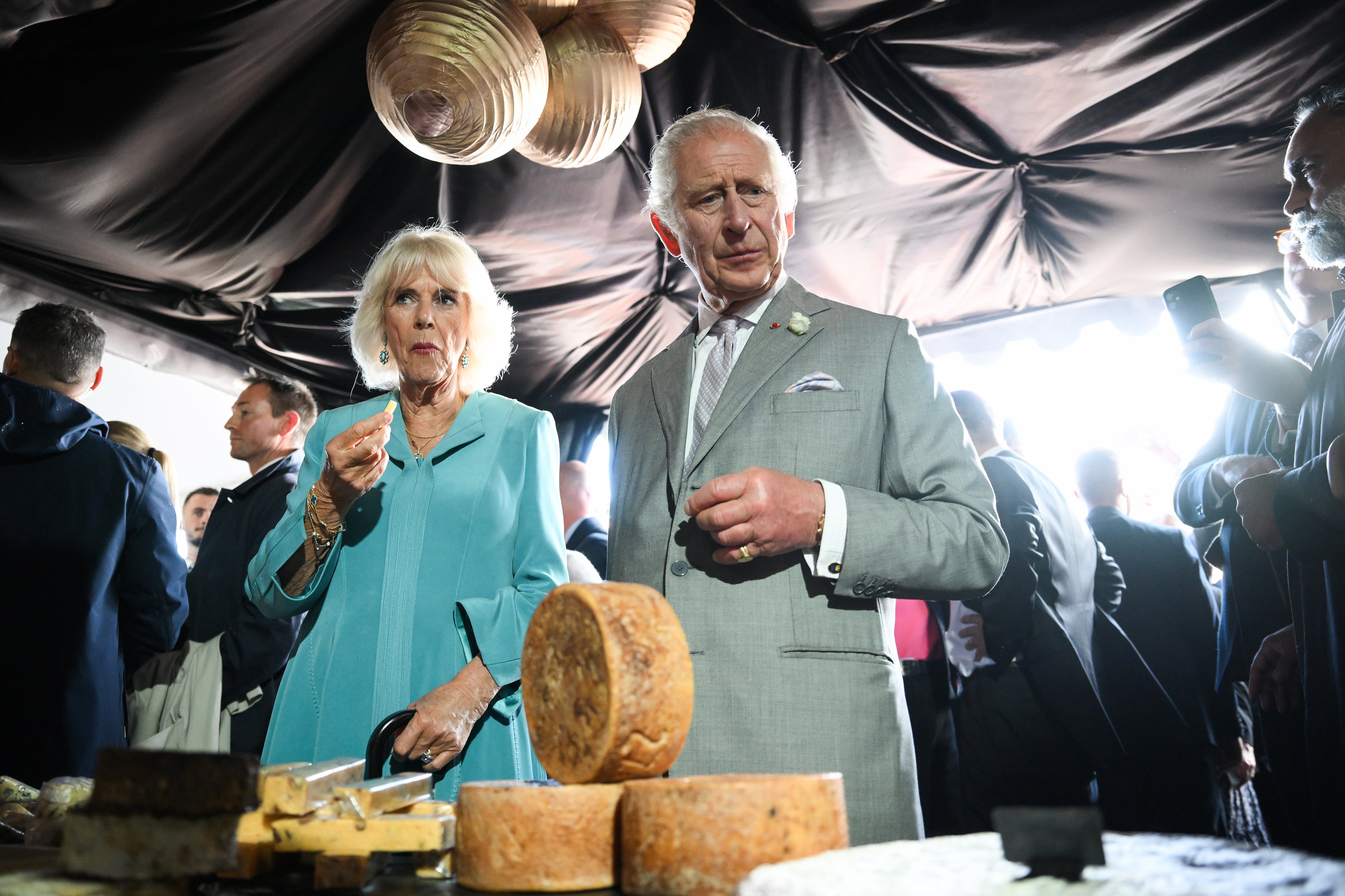 Los reyes participan en una degustación de quesos en un festival con productos locales británicos y franceses