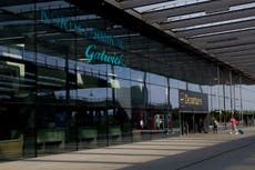 El aeropuerto londinense de Gatwick limita sus vuelos por enfermedad de empleados, incluido COVID-19