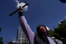 Tensiones entre gobierno y familiares de jóvenes desaparecidos marcan aniversario de caso Ayotzinapa