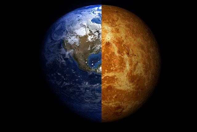 Imagen compuesta muestra los planetas Tierra y Venus.