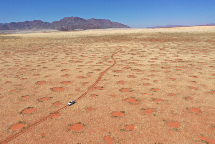 Imagen de un dron que capturó un coche manejando por la Reserva Natural de NamibRand, una de las regiones de círculos de hadas en Namibia donde los investigadores realizaron excavaciones de la vegetación y mediciones de la humedad y la infiltración del suelo