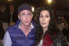 Cher es acusada de contratar a cuatro hombres para secuestrar a su hijo, según documentos judiciales