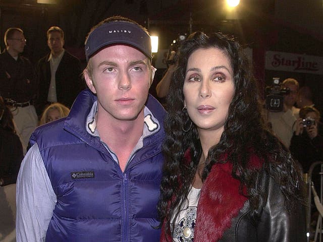 La actriz y cantante Cher (derecha) y su hijo Elijah Blue en 2001.