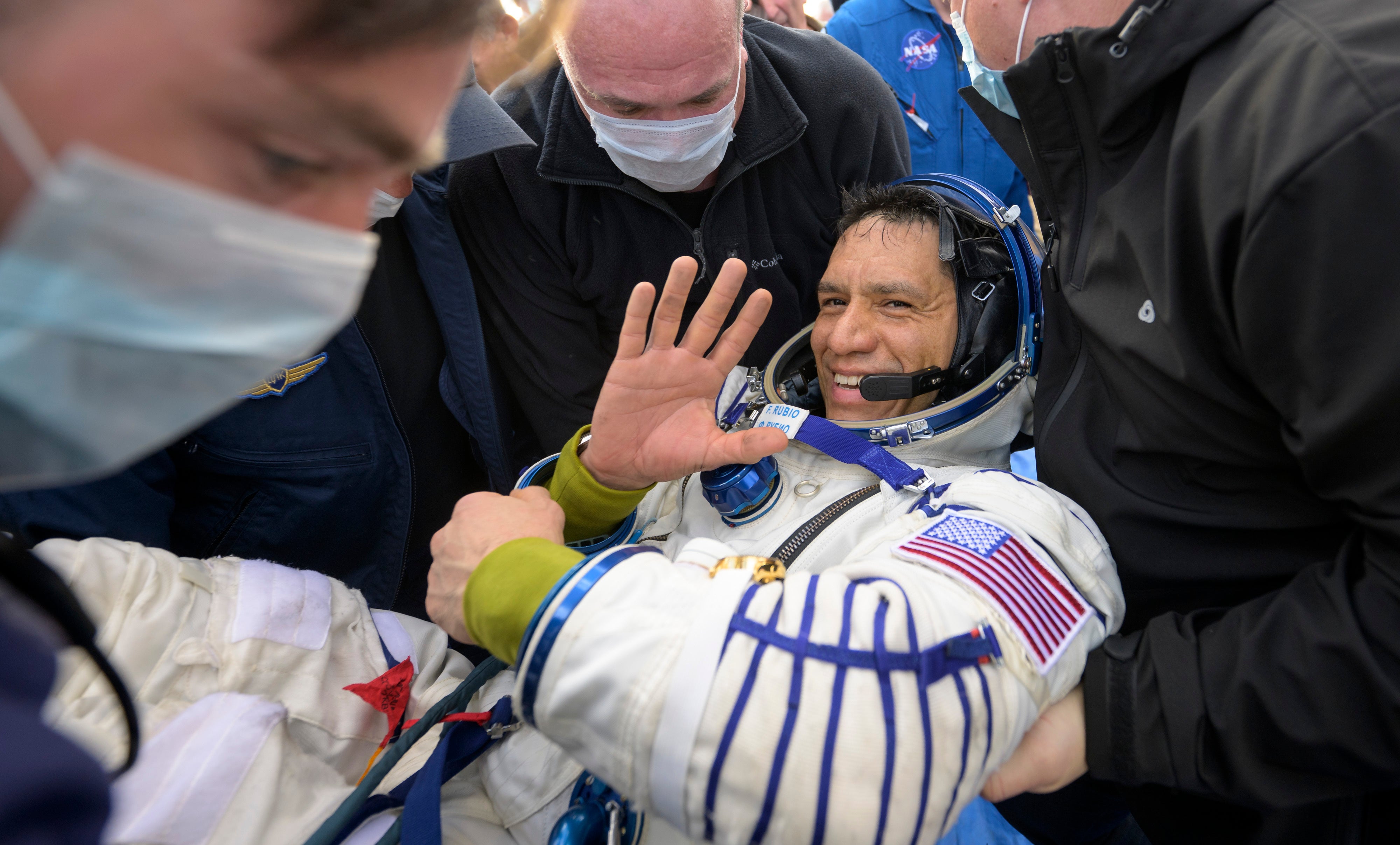 Ayudan a Frank Rubio a salir de la astronave Soyuz MS-23 minutos después de que él y los cosmonautas rusos Sergey Prokopyev y Dmitri Petelin aterrizaran en una zona remota cerca de la ciudad de Jezkazgan, Kazajistán