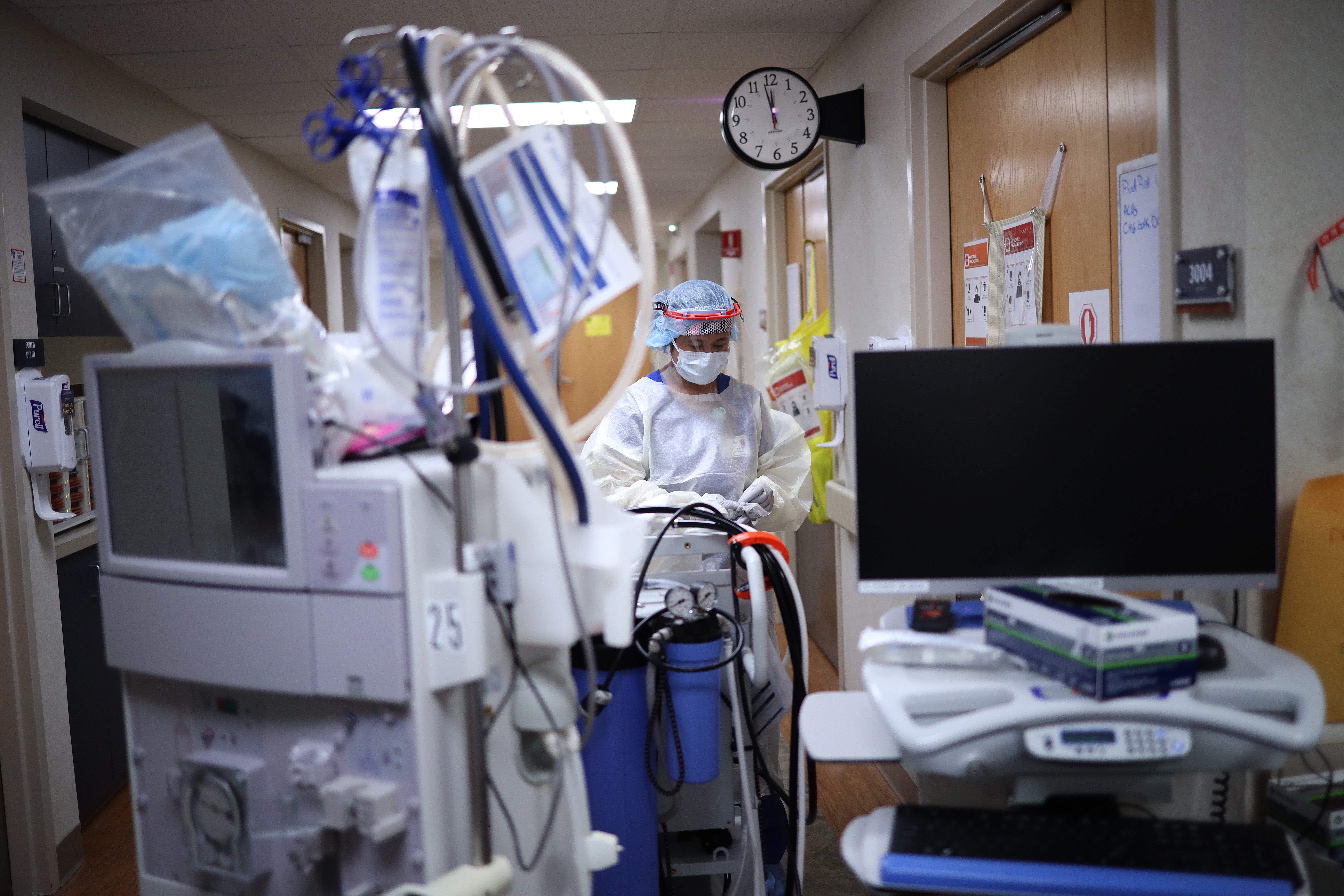 Un miembro del equipo de diálisis se prepara para dar tratamiento a un paciente con coronavirus en la unidad de cuidados intensivos en un hospital en Leonardtown, Maryland, el 1.º de mayo de 2020