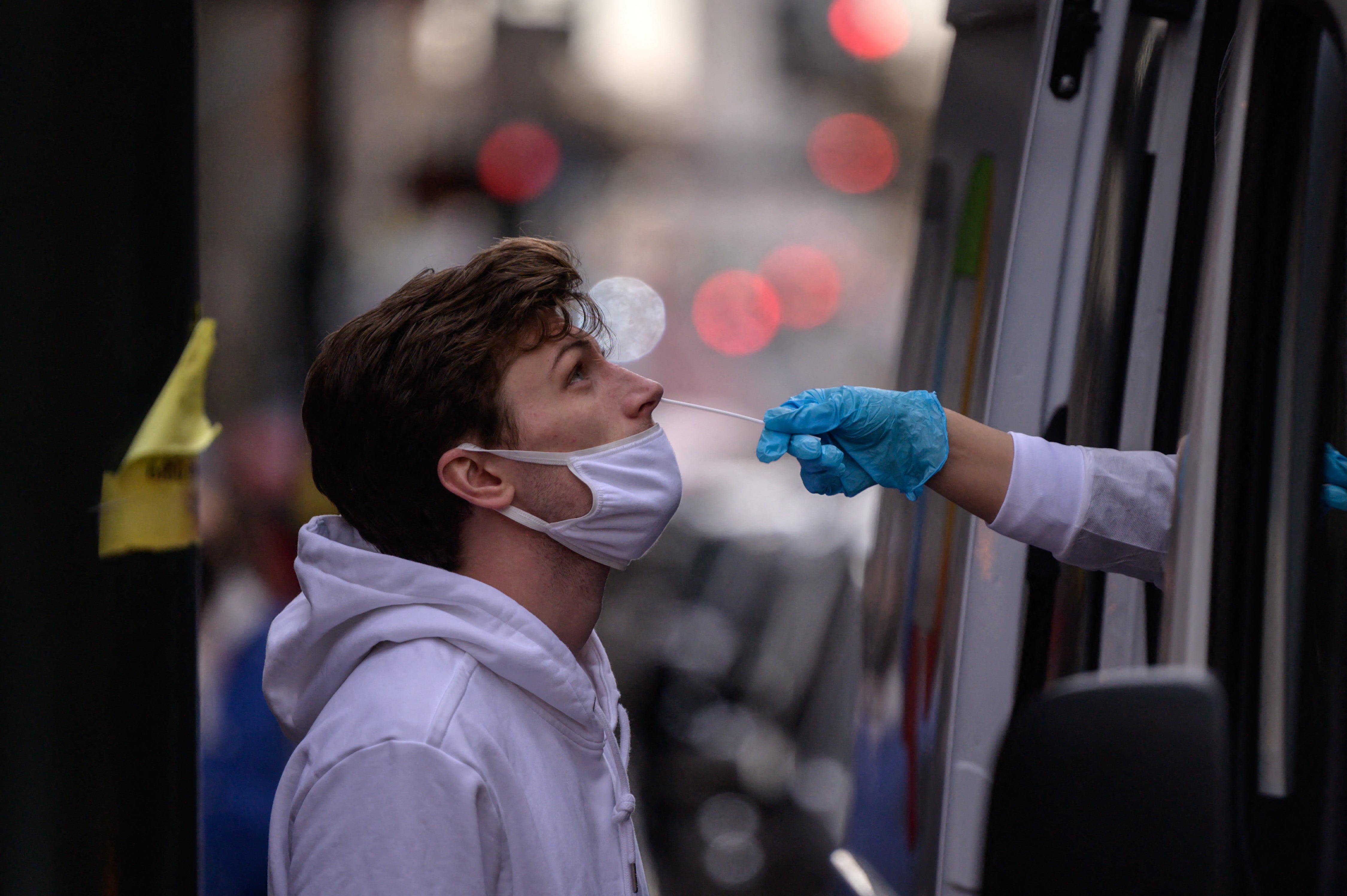 Un hombre se realiza un hisopado nasal en un puesto de detección de covid-19 en Nueva York, el 17 de diciembre de 2021.