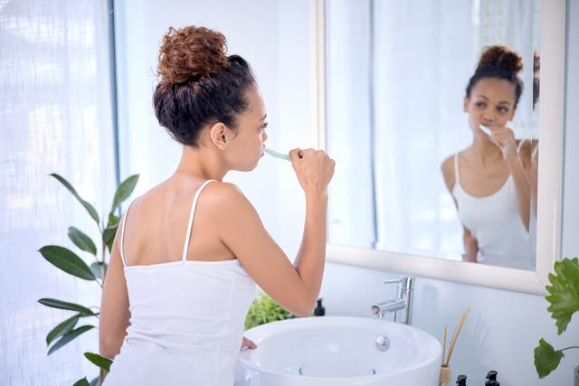 <p>Mujer cepillándose los dientes  </p>