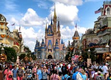 Disney y DeSantis intensifican su disputa legal; compañía exige documentos a gobernador de Florida