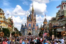 Disney y DeSantis intensifican su disputa legal; compañía exige documentos a gobernador de Florida