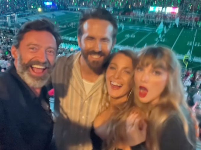Blake Lively y Taylor Swift compartiendo un momento con el esposo de Lively, Ryan Reynolds, y el actor Hugh Jackman