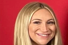 Directivos suspenden a maestra de preparatoria en Missouri al descubrir su cuenta en OnlyFans