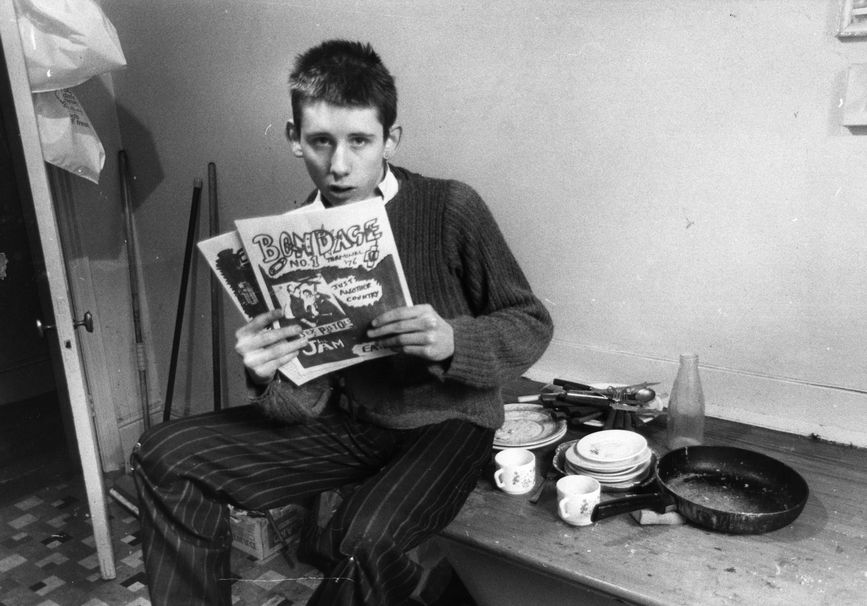 Shane MacGowan, de 19 años, con una copia de su revista punk Bondage