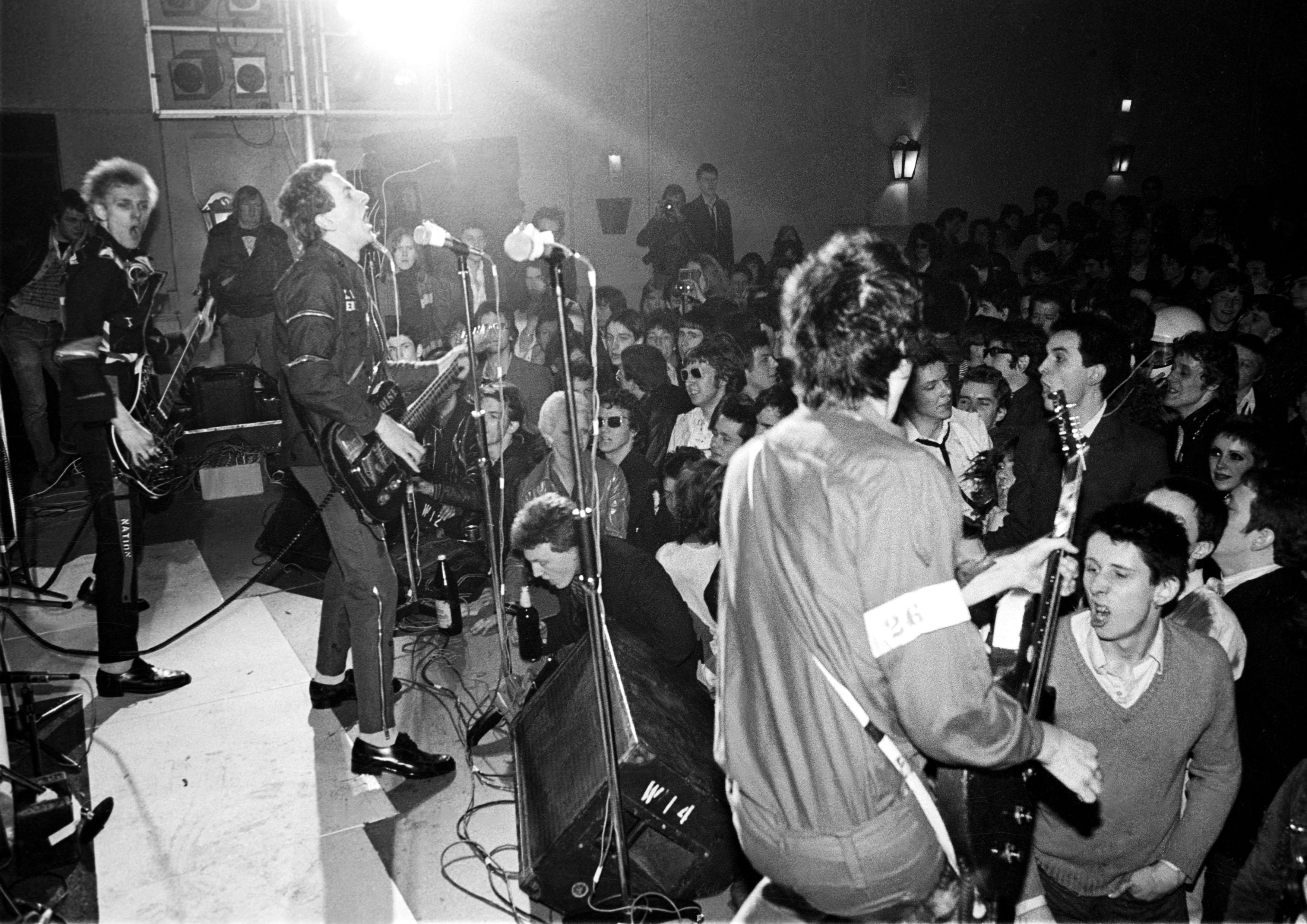 The Clash con Shane MacGowan (a la derecha) en la audiencia.