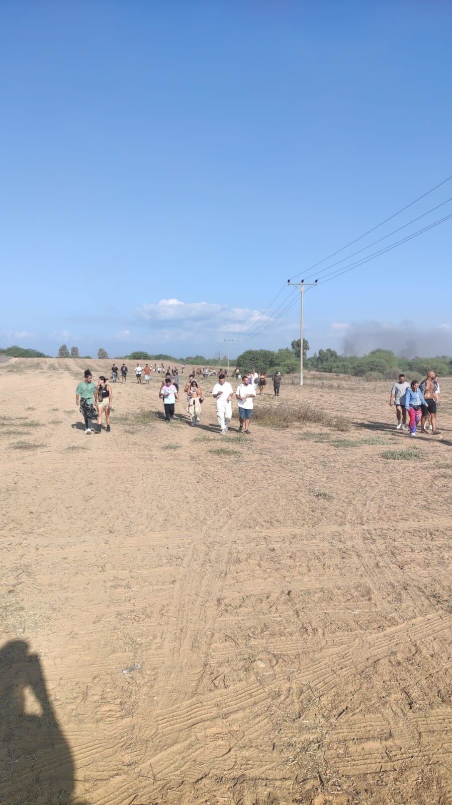 Asistentes al rave corren de la sede en el desierto de Israel después de un bombardeo