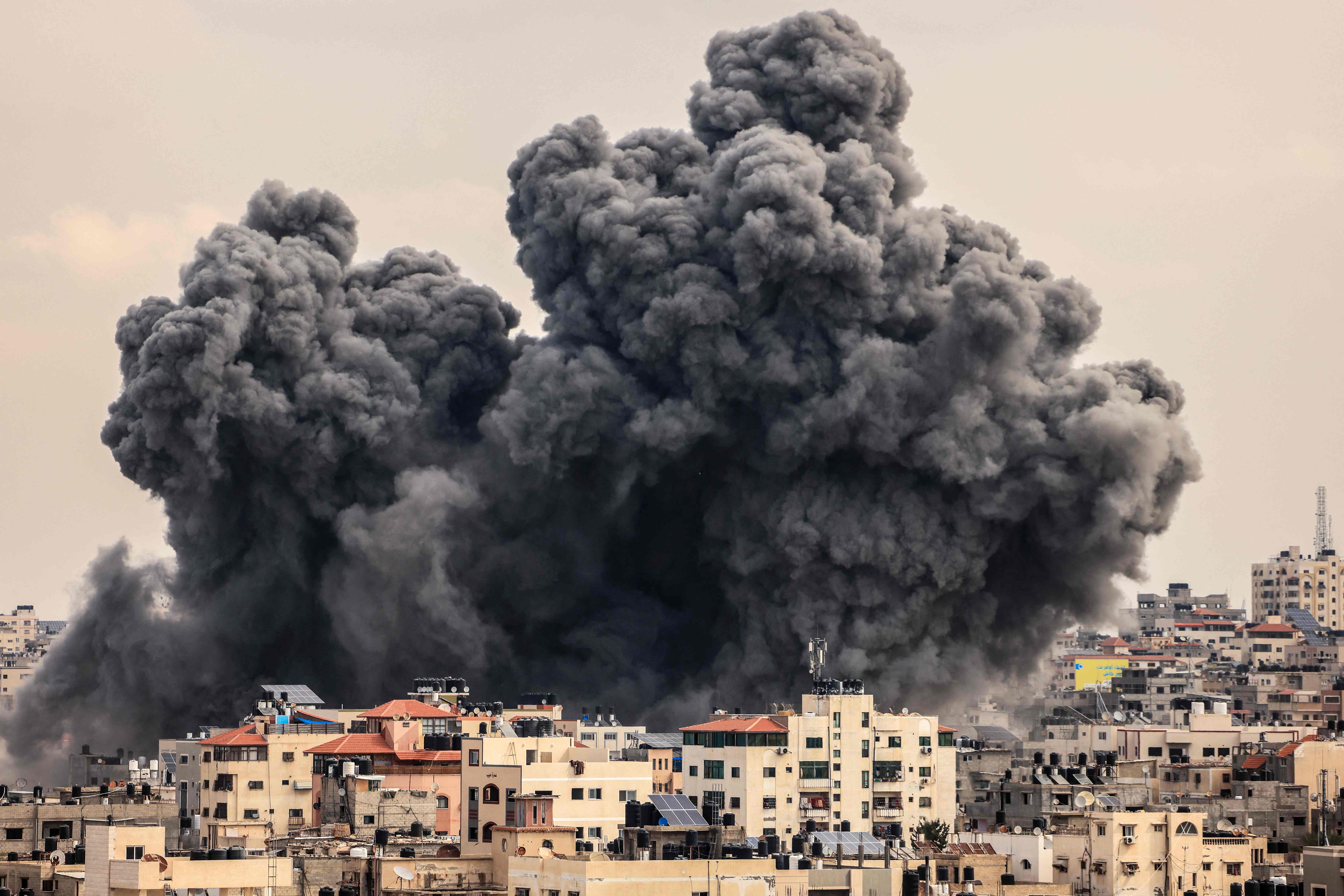 Una columna de humo se eleva en el cielo de la ciudad de Gaza durante un ataque aéreo israelí tres días después de que Hamás ataque Israel.