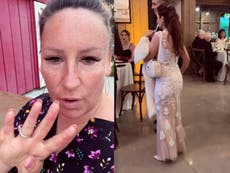 Organizadora de bodas confronta a cuatro invitadas porque la novia las descubrió vestidas de blanco