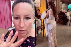 Organizadora de bodas confronta a cuatro invitadas porque la novia las descubrió vestidas de blanco