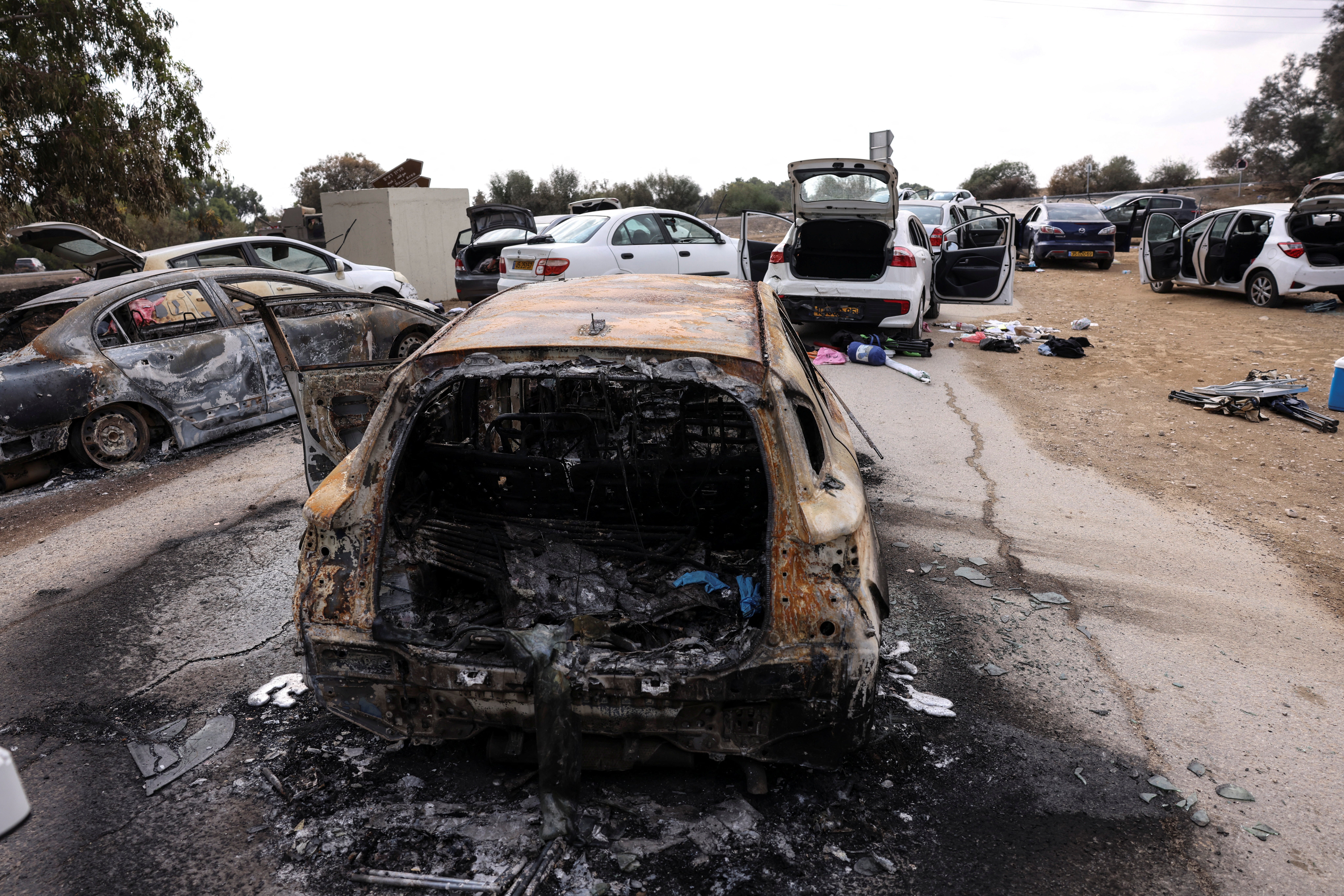 Autos incendiados yacen en un estacionamiento cerca del festival donde se produjo el ataque de Hamás.