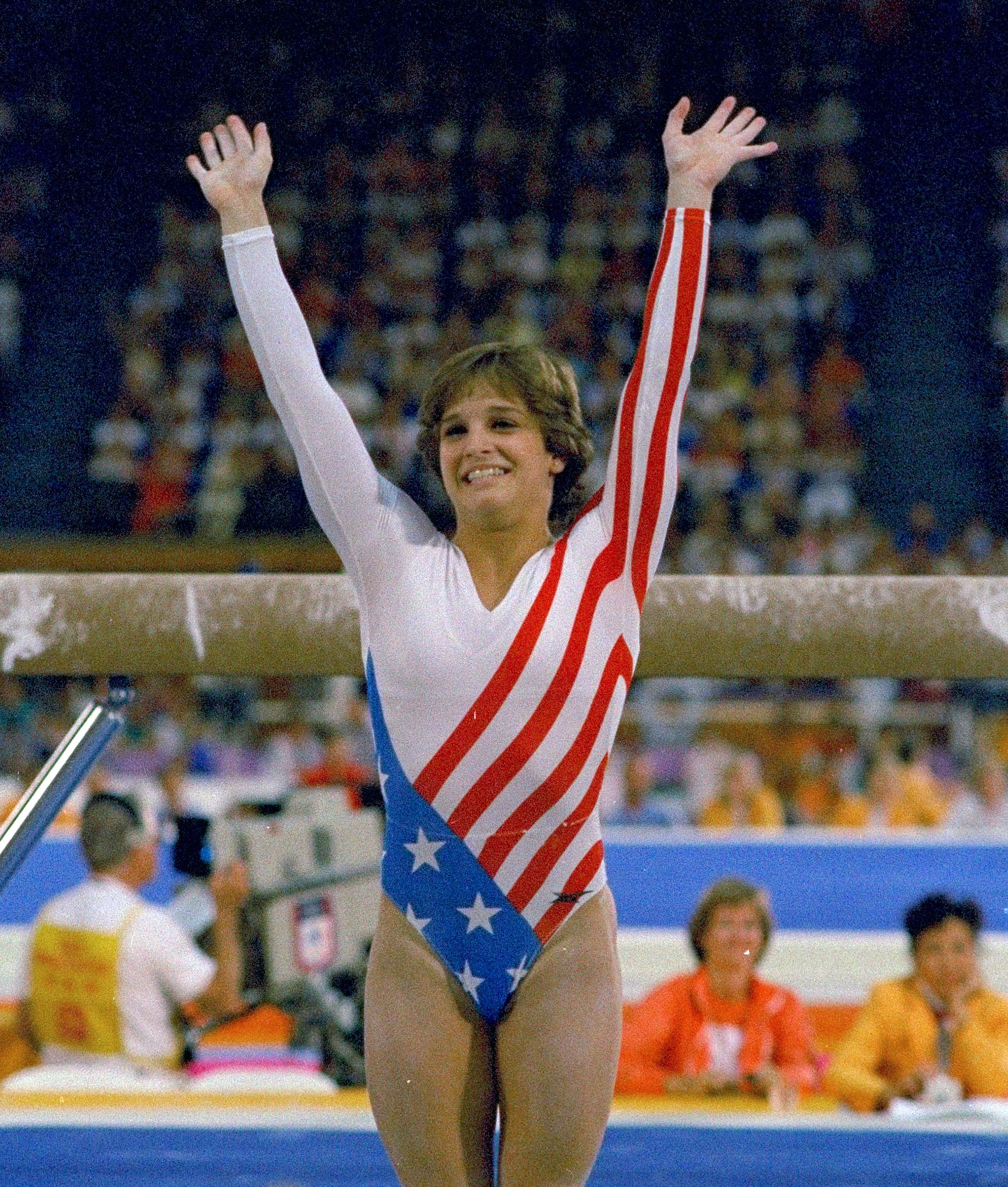 ARCHIVO: Mary Lou Retton reacciona a los aplausos tras su presentación en los Juegos Olímpicos de Verano en Los Ángeles el 3 de agosto de 1984.